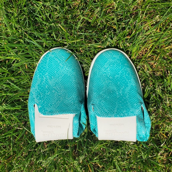 ♻️DONATED ♻️  KRUZERS (FOLDABLE | TRAVEL FLATS) - Picture 2 of 5